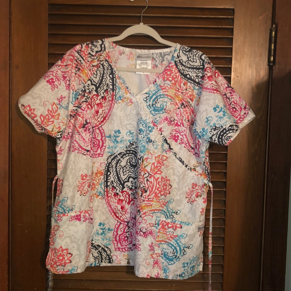 UA Uniform Advantage scrub top tie paisley XL